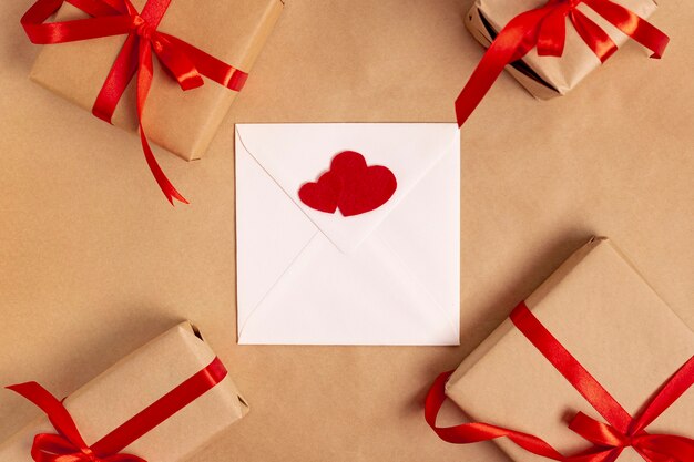 Flay lay d'enveloppe avec des cadeaux pour la saint valentin