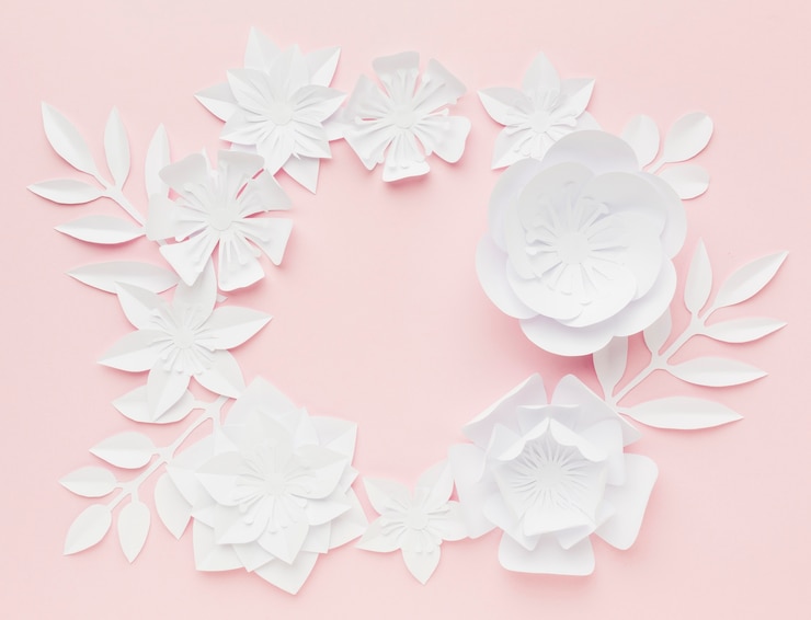 Photo gratuit flay lay fleurs élégantes en papier blanc