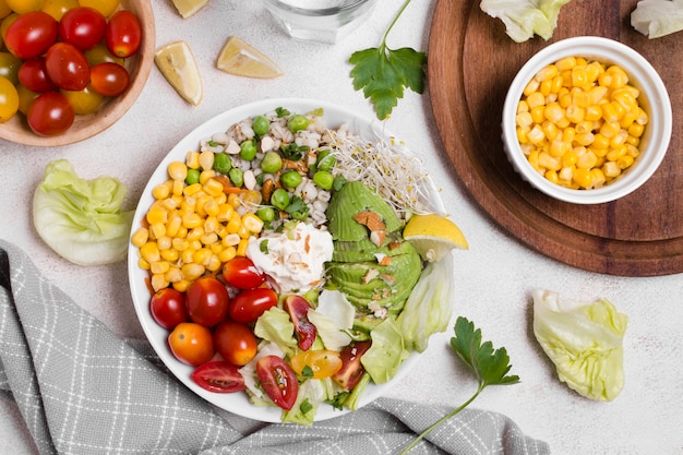 Flay pond de légumes sains sur une assiette