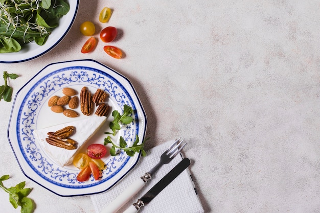 Flay poser d'assiette avec des noix et salade