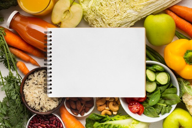 Flay poser un cahier sur l'épicerie