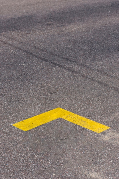 Flèche jaune simpliste dans la rue