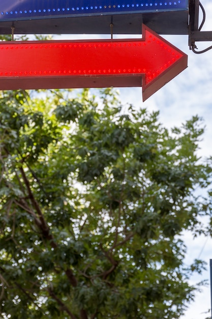 Photo gratuite flèche rouge avec des lumières à l'extérieur