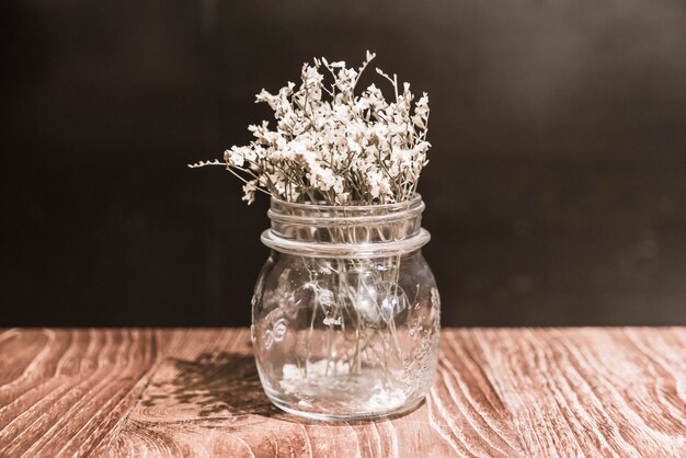 Fleur en décoration de vase sur table à manger