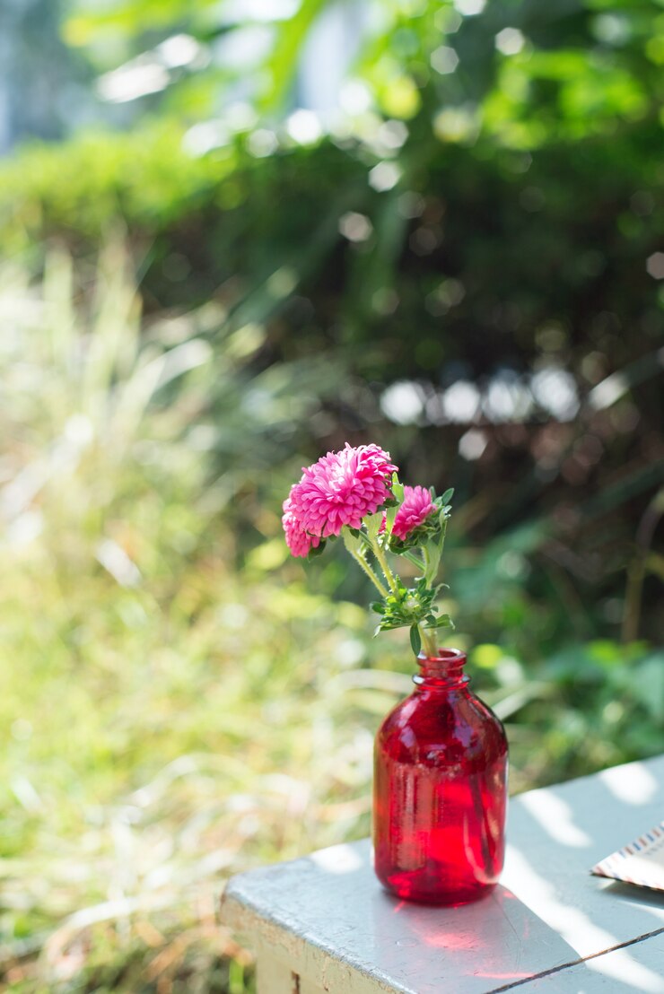 Photo gratuit fleur décorative dans une bouteille rouge