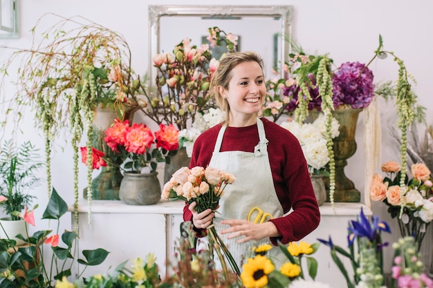 Fleuriste amicale dans un magasin de fleurs