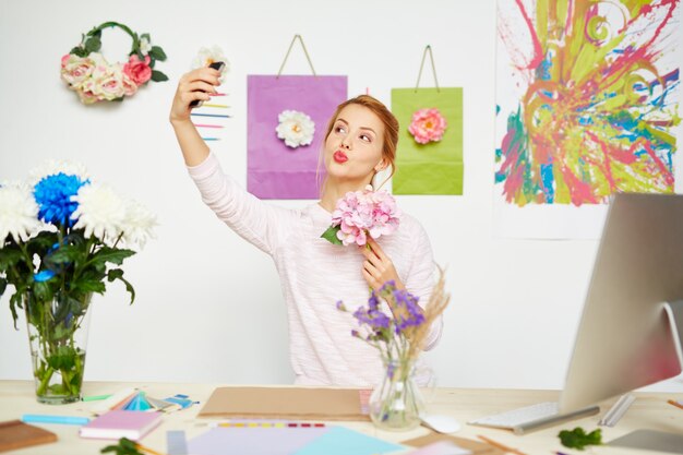 Fleuriste créatif prenant selfie