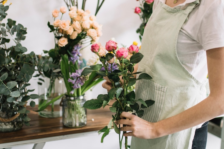 Photo gratuit fleuriste de culture tenant le bouquet