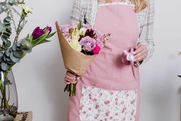 Fleuriste de cultures avec ruban et bouquet