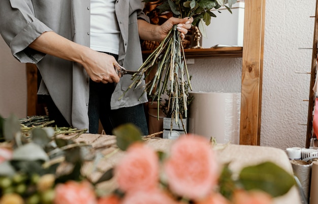 Photo gratuite fleuriste faisant un bel arrangement floral