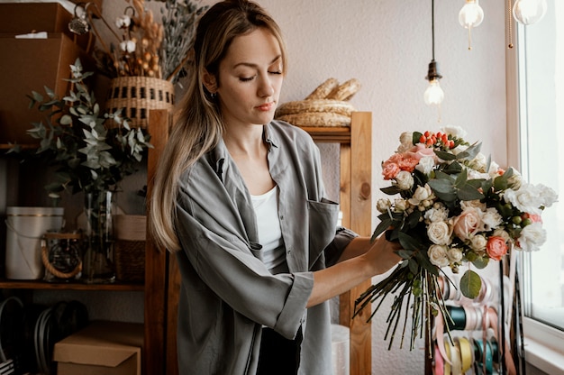 Fleuriste faisant un bel arrangement floral