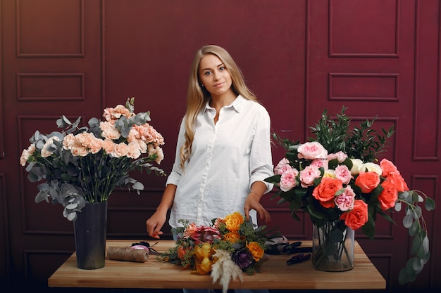 Un fleuriste fait un beau bouquet dans un studio