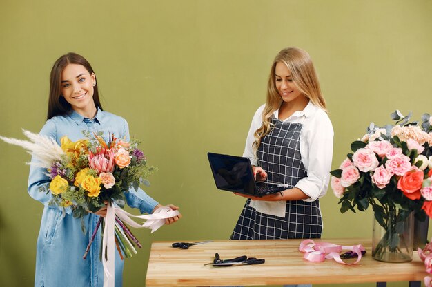 Un fleuriste fait un beau bouquet dans un studio