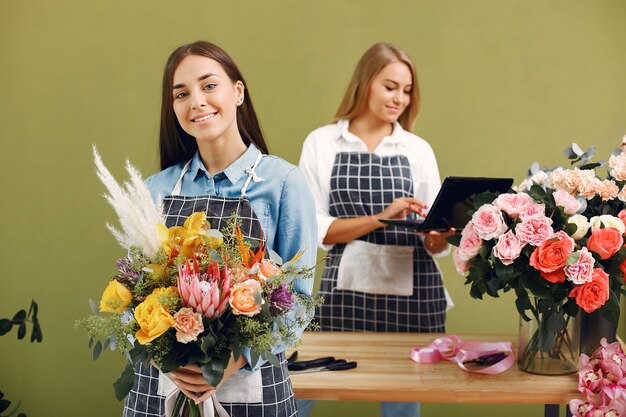 Un fleuriste fait un beau bouquet dans un studio