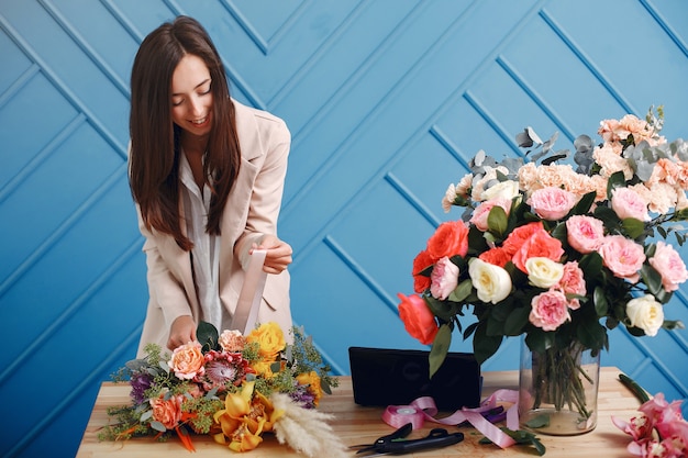 Photo gratuite un fleuriste fait un beau bouquet dans un studio