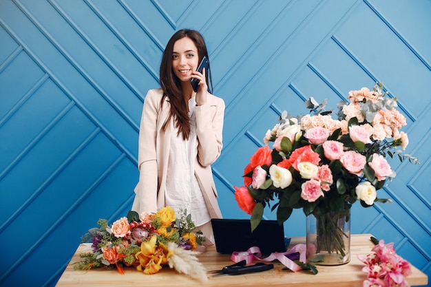 Un fleuriste fait un beau bouquet dans un studio