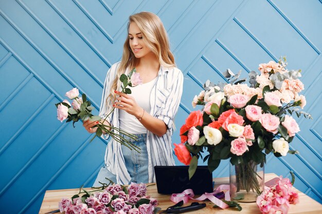 Un fleuriste fait un beau bouquet dans un studio