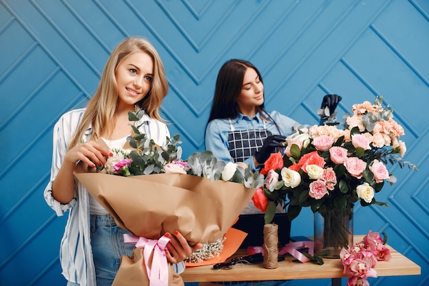 Un fleuriste fait un beau bouquet dans un studio