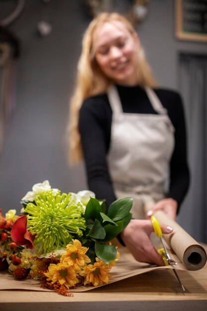 Fleuriste femelle faisant un bouquet