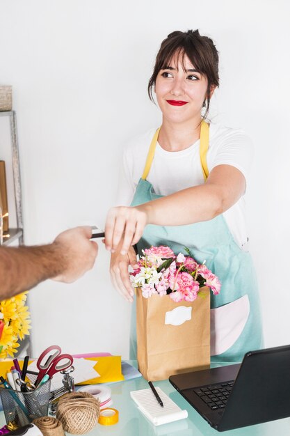 Fleuriste femme prenant la carte de crédit du client