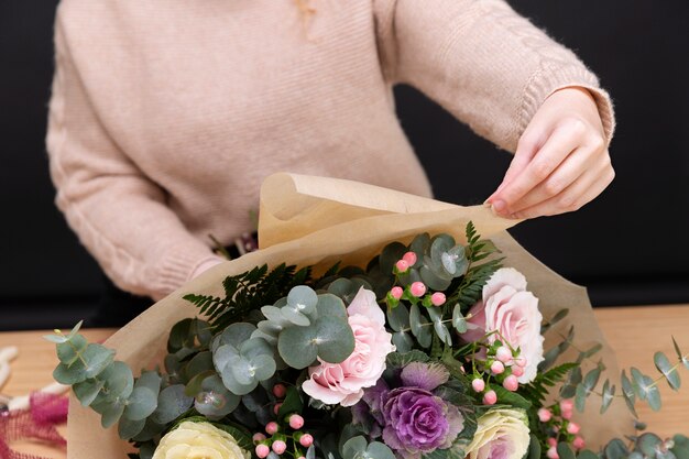 Fleuriste en gros plan avec de belles fleurs