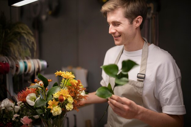 Fleuriste masculin faisant un beau bouquet