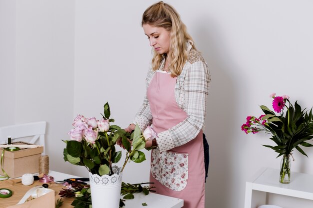 Fleuriste travaillant avec des roses