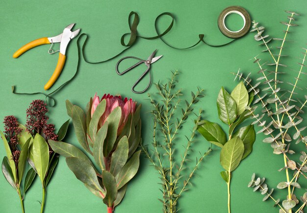 Les fleuristes ont besoin d'outils et d'accessoires pour composer un bouquet