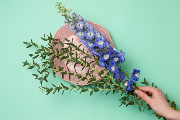 Les fleuristes ont besoin d'outils et d'accessoires pour composer un bouquet