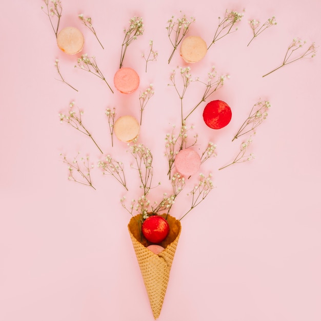 Fleurs et biscuits près du cône de gaufre