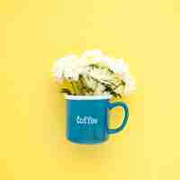 Photo gratuite fleurs blanches dans la tasse