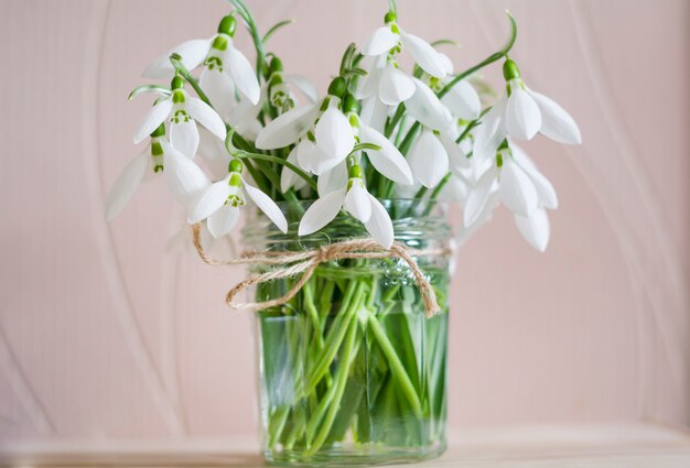Les fleurs blanches dans un vase avec de l&#39;eau