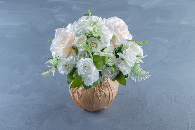 Fleurs blanches fraîches dans un vase, sur fond de marbre.