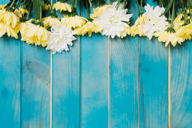 Photo gratuite fleurs blanches et jaunes sur la table