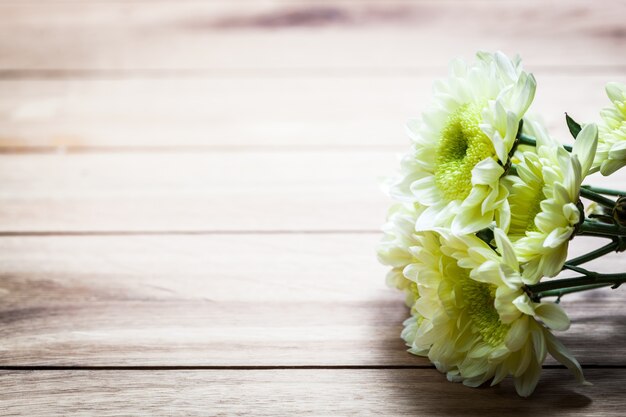 Les fleurs blanches sur une tablette en bois