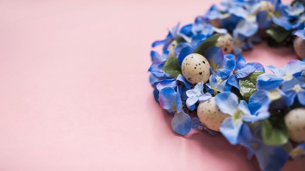 Fleurs Bleues Avec Des Oeufs Sur La Table