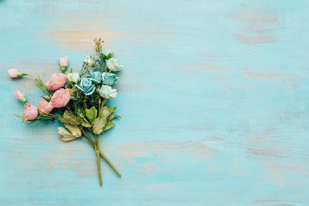 Fleurs Bleues Et Roses Avec Un Fond En Bois Vintage.