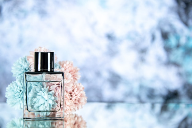 Fleurs de bouteille de parfum vue de face sur fond gris clair avec espace de copie