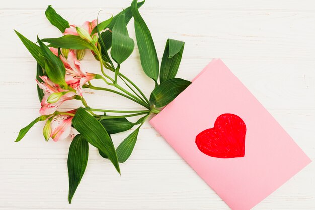 Fleurs avec carte de voeux avec dessin coeur