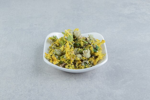 Photo gratuite fleurs de chrysanthème sèches dans un bol blanc