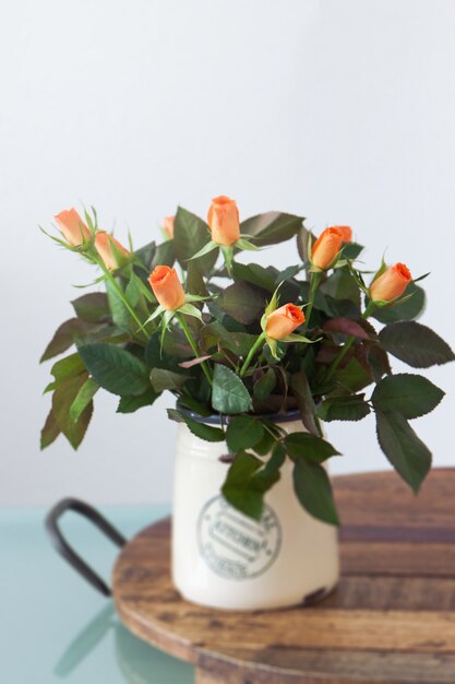 fleurs colorées dans un vase