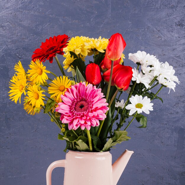 Fleurs colorées dans un vase