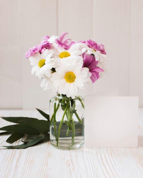 Fleurs colorées dans un vase