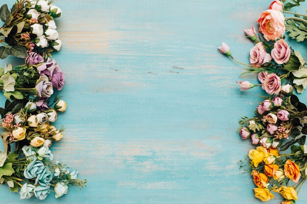 Fleurs colorées sur fond en bois clair bleu.