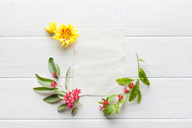 Fleurs composées autour de la carte de papier