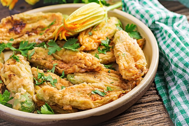 Photo gratuite fleurs de courgettes frites farcies à la ricotta et aux herbes vertes