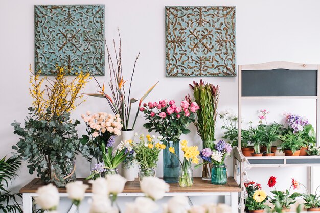 Fleurs dans un atelier de fleuriste