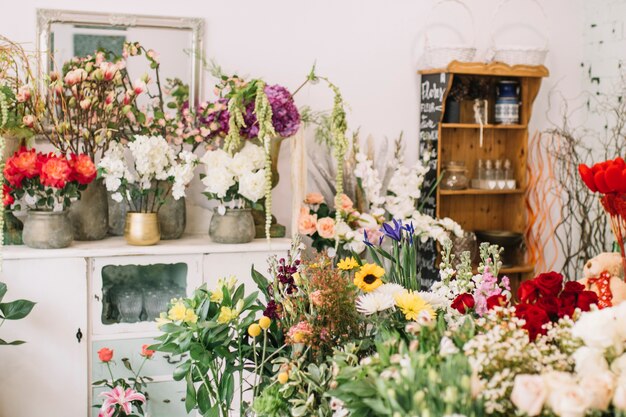 Fleurs dans un atelier de fleuriste