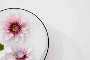 Photo gratuite fleurs dans un bol en verre