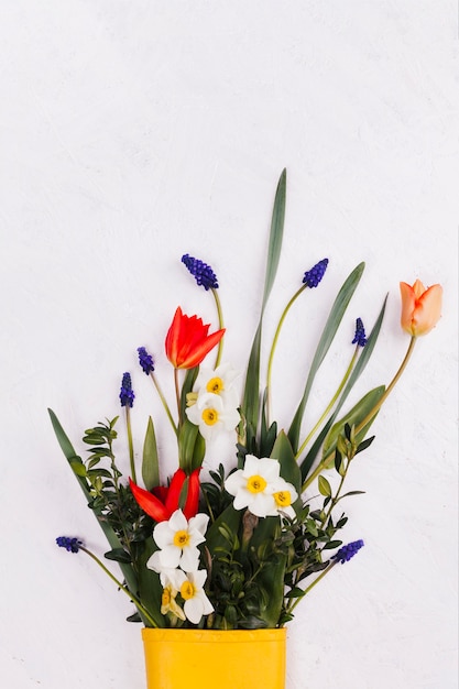 Photo gratuite des fleurs dans des bottes jaunes